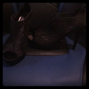 Women’s size 10 lace special occasion shoes.